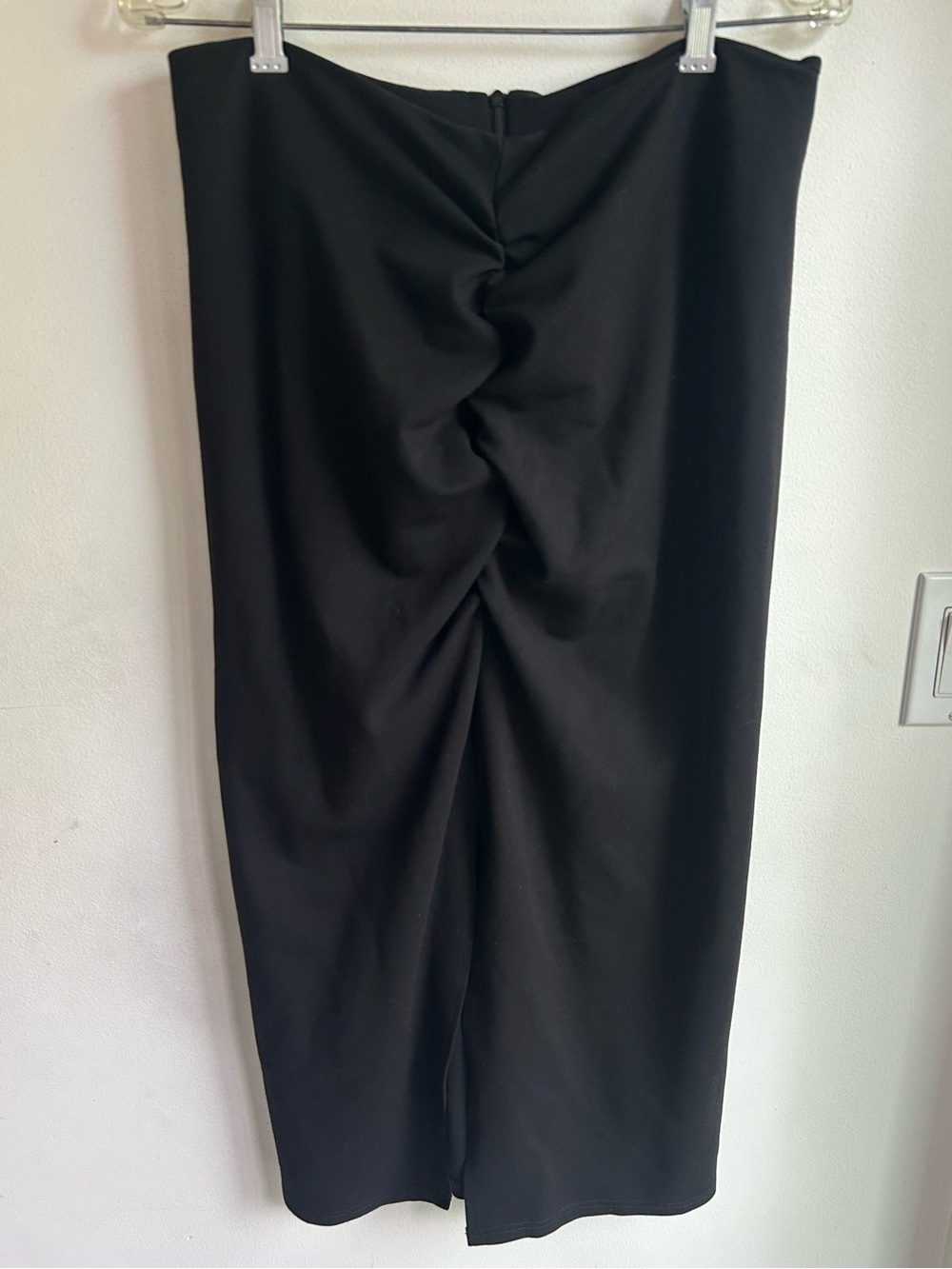 Part Two black rushed skirt. Size 8 (eu 40)
Zipper in back, slit in front!